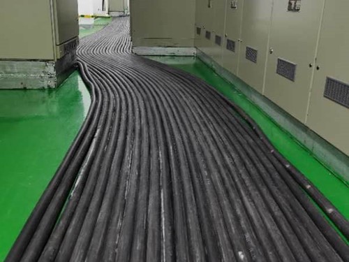 中沙如何根据理论计算公式计算温度对特定电压测量结果的影响？