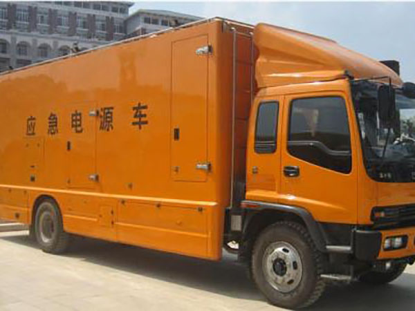 中沙冬季柴油发电机启动前，如何检查燃油系统中的积水？